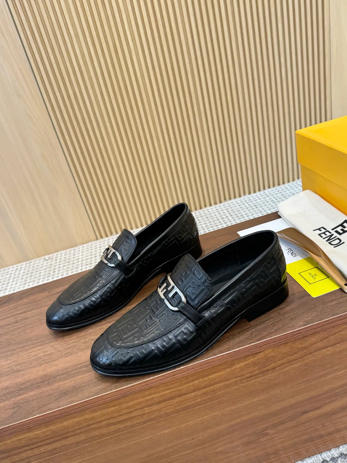 [FENDI] Top P: 980💰 ▪️Size: Men's 39-44. (Customized at 38.45.46) Fendi men's business casual leather shoes Imported brand cloth/calfskin/open edge beads/brand logo printing -Inside: Comfortable cowhide lining -Outsole: Genuine leather outsole with rubber backing embedded in the heel, perfect injection molding -Ultra-high quality control·Fine workmanship: highlighted (high-end·luxury·grade)